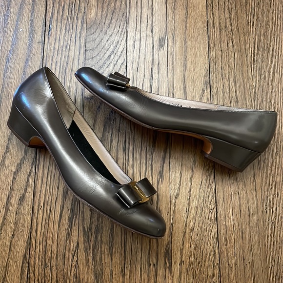 Salvatore Ferragamo Brown-ish/Gray Bowed Flats with Small Heel - 7.5 - Picture 8 of 13